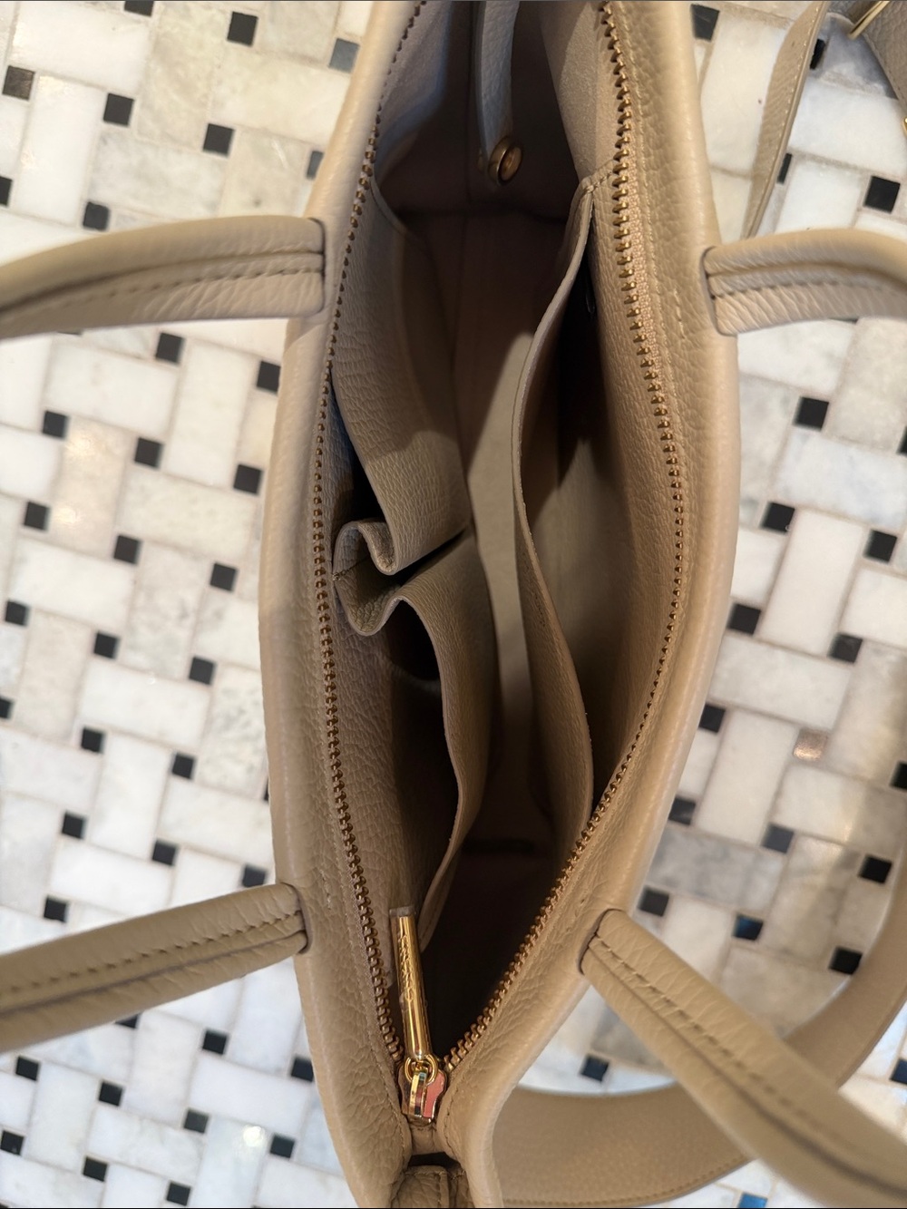 Cuyana Pebbled Leather Shoulder Bag in Taupe - Picture 5 of 8